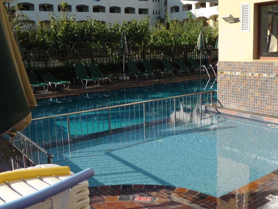 Zweiter Aussenpool Hotel Theartemis Palace