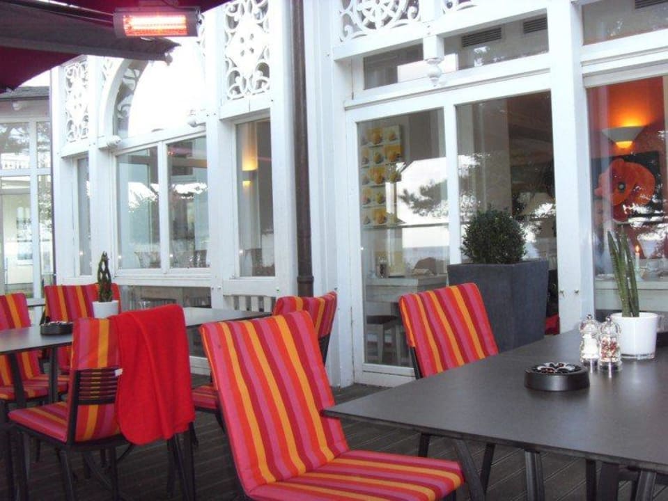Terrasse mit Blick ins Restaurant/Frühstücksraum Nymphe Strandhotel & Apartments
