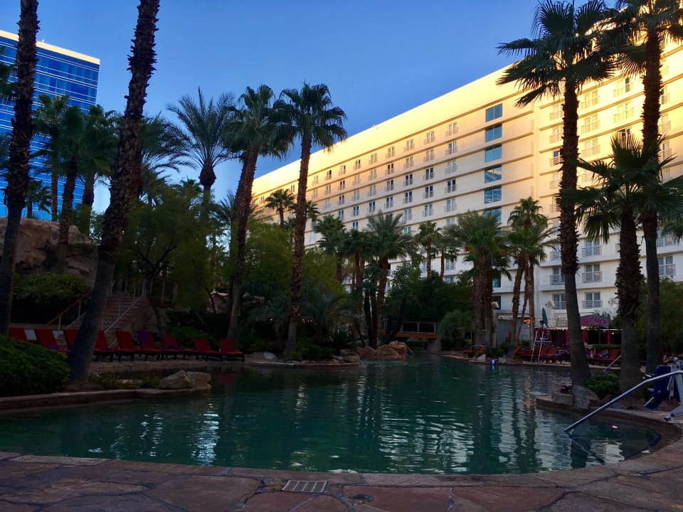 Pool bei Abendsonne Virgin Hotels Las Vegas, Curio Collection by Hilton