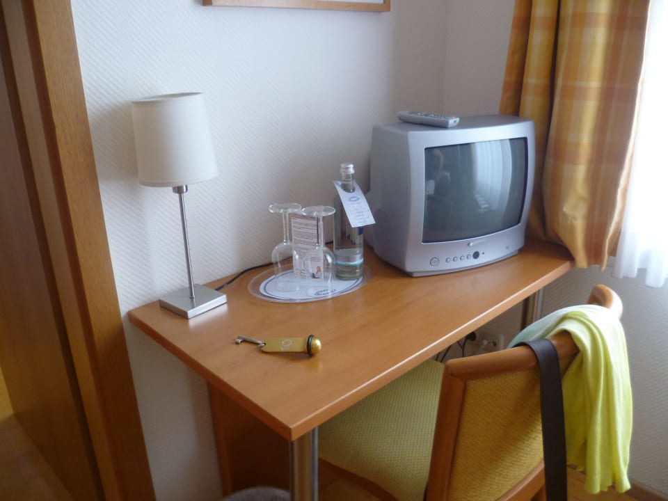 TV + kleiner Schreibtisch! Hotel Deutsches Haus