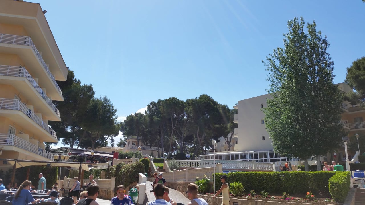 Terrasse mit Bar Ahoi! Urban Beach Hotel