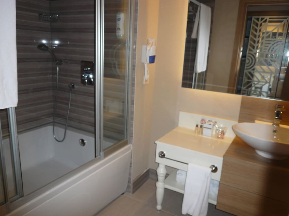 Salle de bain avec douche & bain Hotel Delphin Imperial