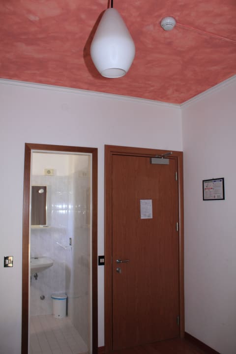 Zimmertüre und Bad Hotel Felix Pindemonte