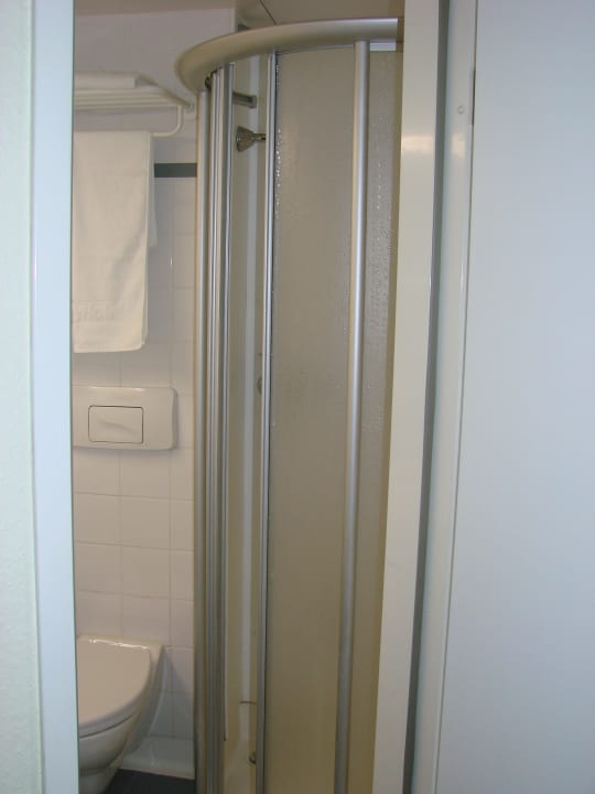 Blick ins Bad IntercityHotel Hamburg-Altona