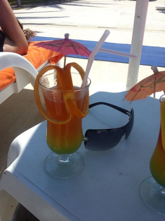 Eine Cocktail vom Barkeeper  Selge Beach Resort