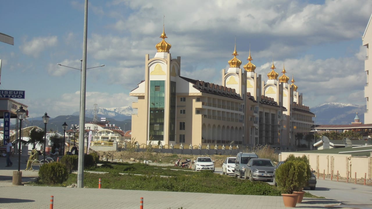 Ist auch ein mächtiger Bau geworden Well Palace Side