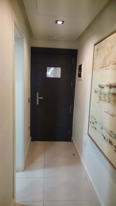 Der Eingangsbereich im Zimmer Kn Arenas del Mar Hotel