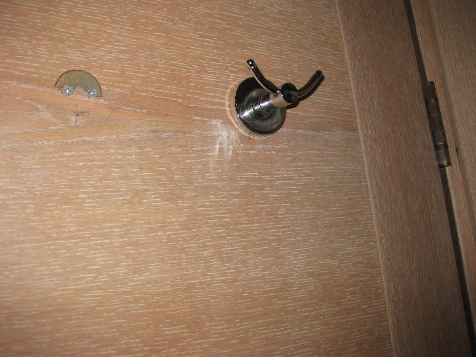 Badezimmertür mit Zahncreme und fehlenden Haken Hotel Sultan of Side