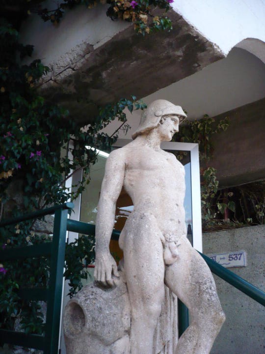 Skulptur vor den Appartements Aldiana Club Rocca Nettuno Calabria