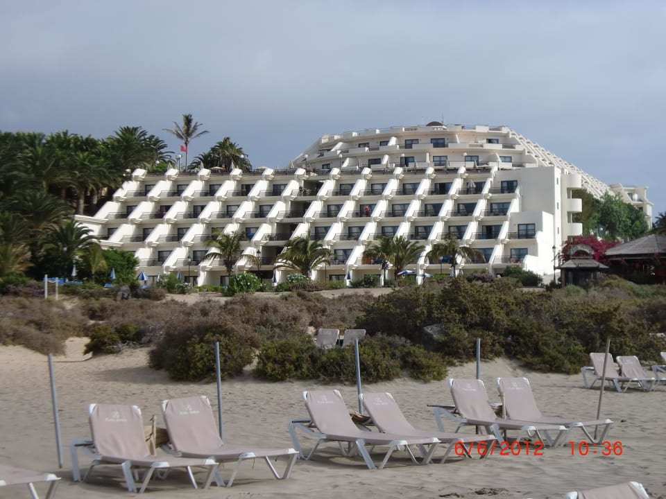 Außenansicht des Hotels vom Strand aus SBH Crystal Beach Hotel & Suites