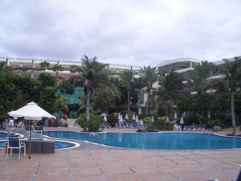 Pool mit Sicht auf das Hotel Hipotels Natura Palace