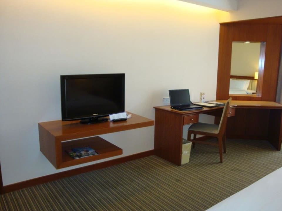 TV und Schreibtisch Hotel Mutiara Johor Bahru