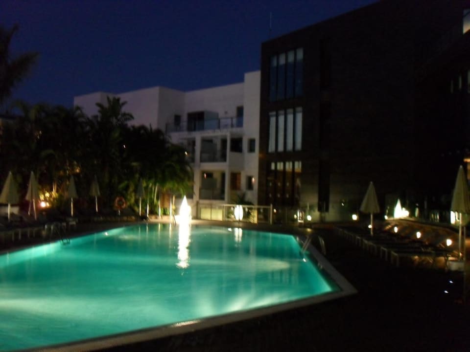 Beheizbarer Pool bei Nacht R2 Bahía Playa Design Hotel & Spa - Adults Only