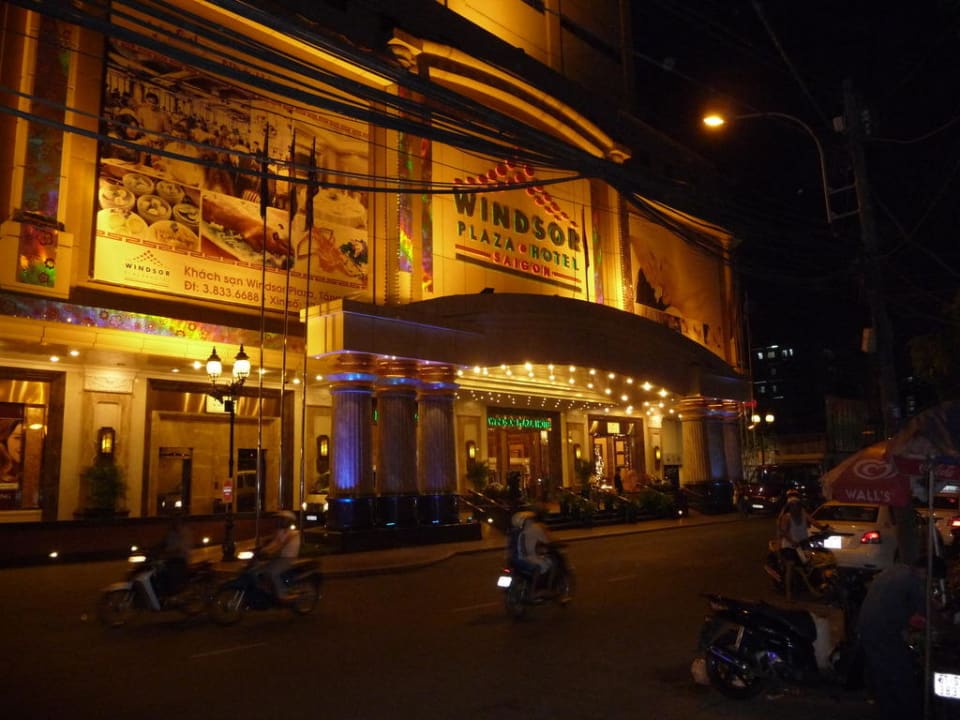 Hotel bei Nacht mit Weihnachtsbeleuchtung Hotel Windsor Plaza