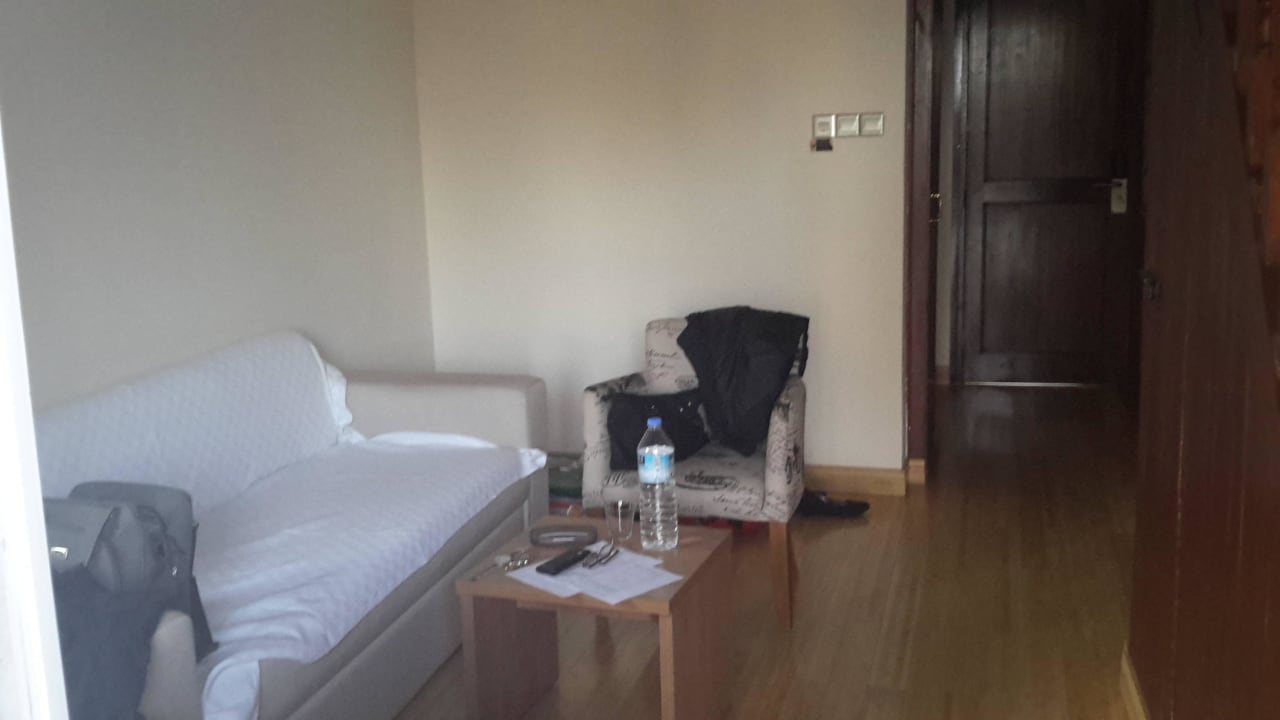 Ansicht beim Betreten, gegensatz zu den Zimmern Hotel Le Chateau Lambousa