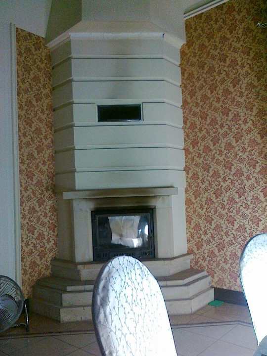 Kominek w małej sali restauracyjnej Hotel Zajazd Kmicic