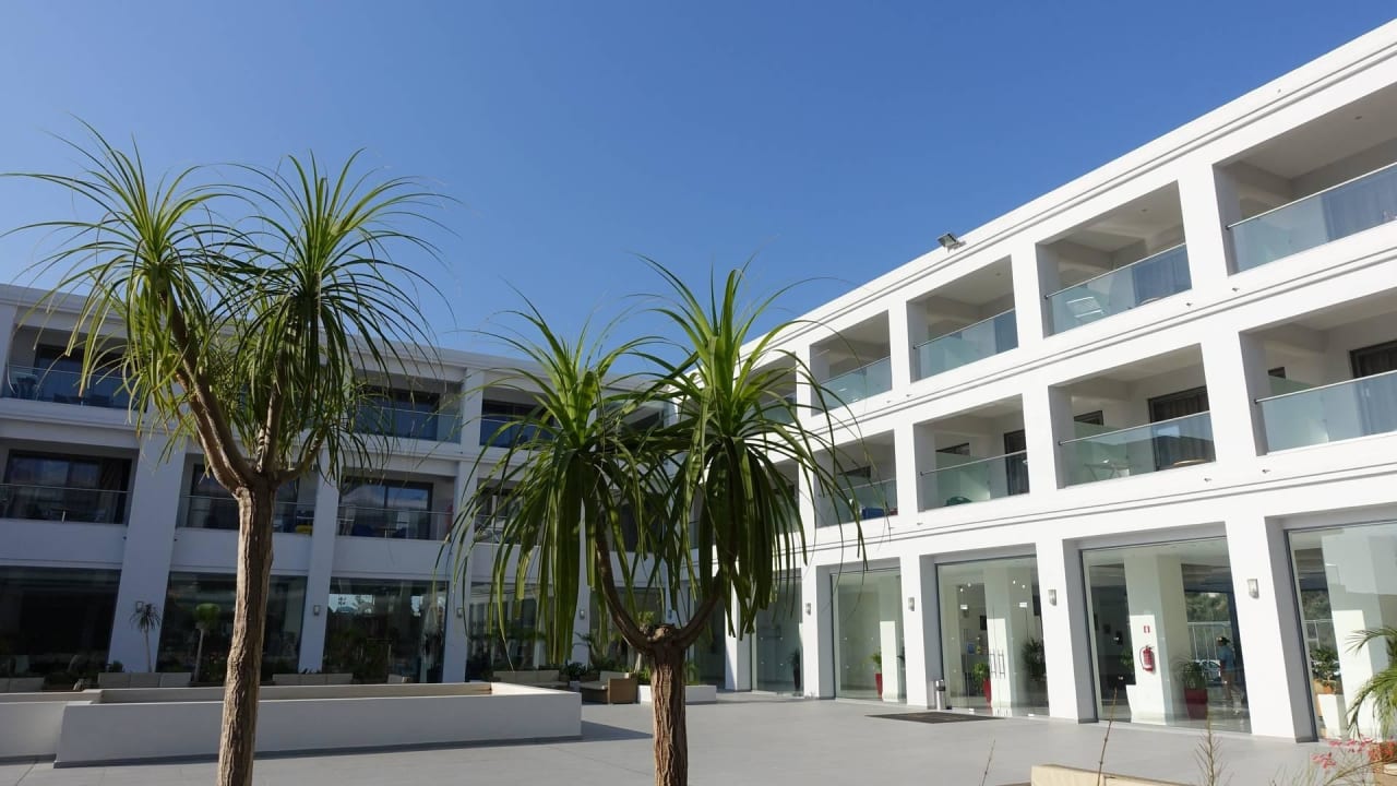 Innenhof Hauptgebäude Asterias Beach Resort