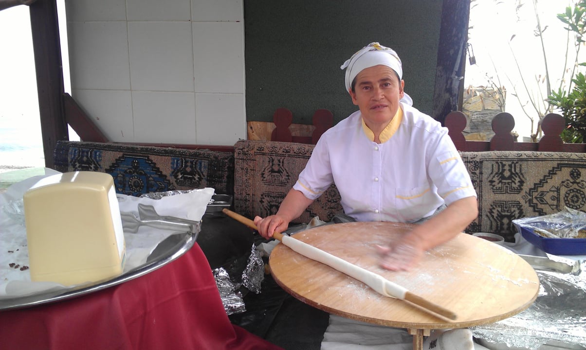 У выхода на пляж сидит тетенька и делает вкуснятин Holiday Park Resort