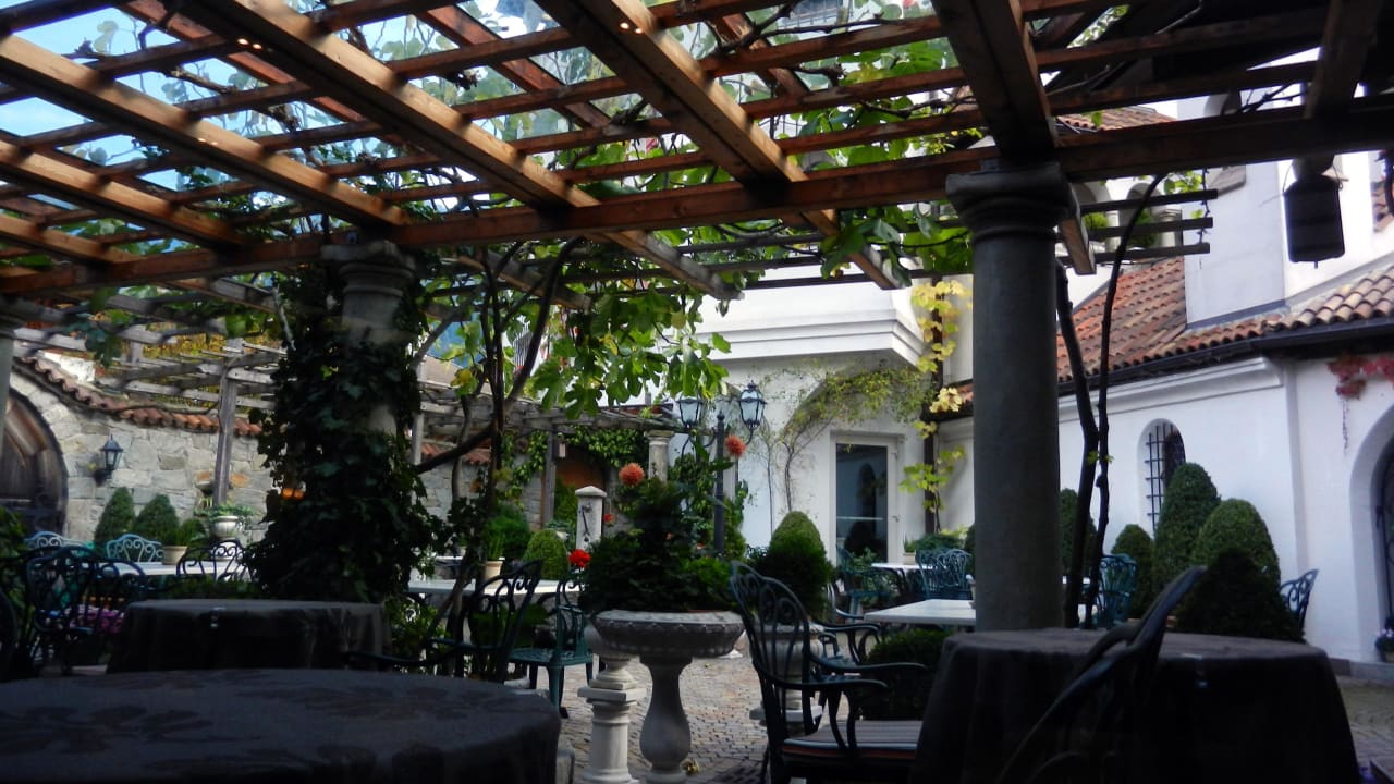 Innenhof Vitalpina Hotel Schulerhof