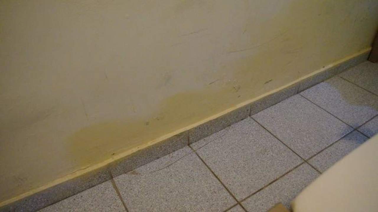 Brudna, zniszczona podłoga Hotel Turtle Beach