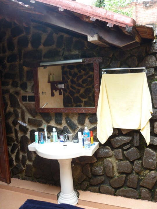 Billiges Bad zu schrecklich eingerichtetem Zimmer Somatheeram Ayurvedic Beach Resort