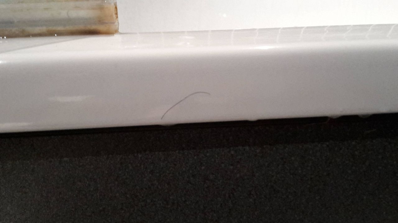 Haar an der Badewanne  Hotel K West