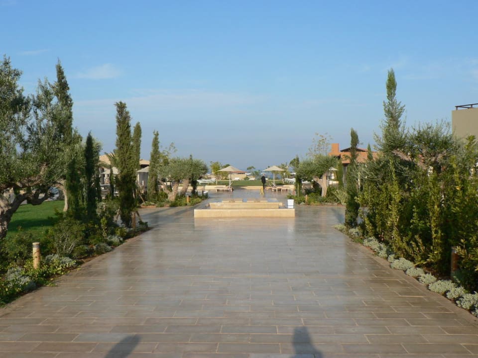 Hauptweg Richtung Poolanlage The Romanos, a Luxury Collection Resort, Costa Navarino