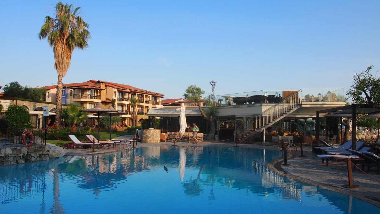 Poolanlage mit Blick auf Beach-Bar Anthemus Sea Beach Hotel & Spa