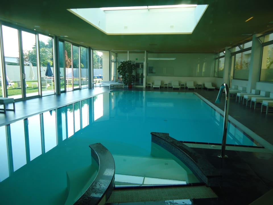 Swimmingpool - rechts die direkten Zugänge Hotel Là Di Moret