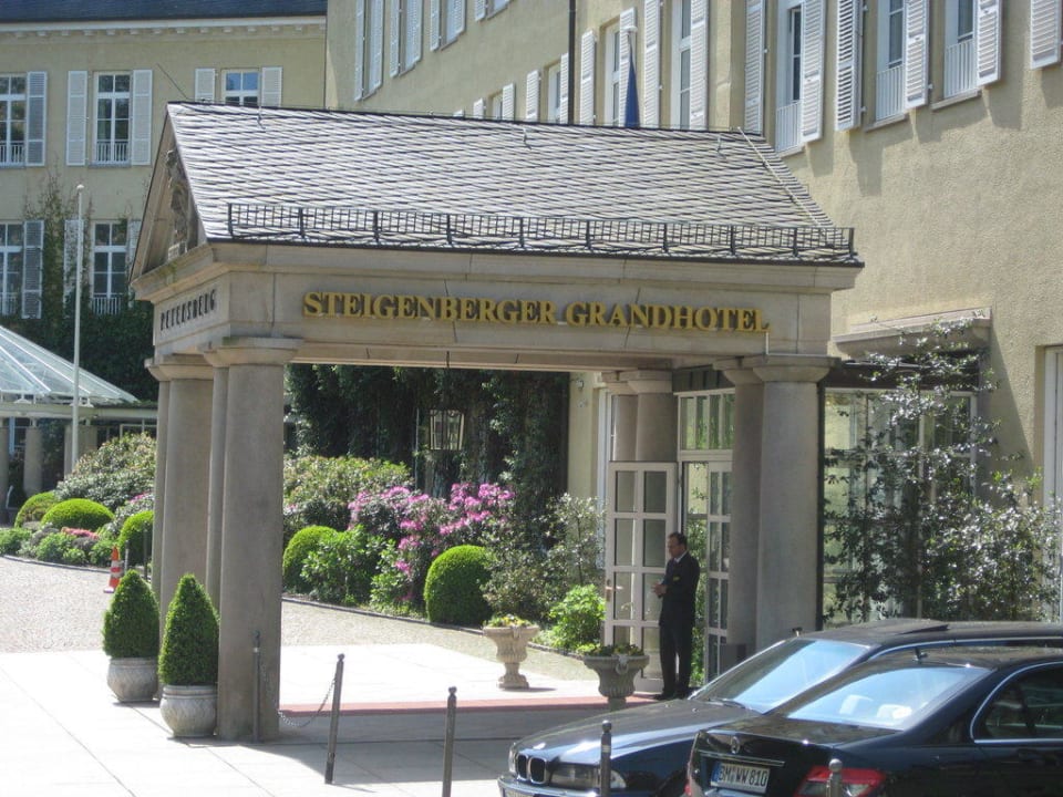 Blick auf den Haupteingang des Hotels Steigenberger Icon Grandhotel Petersberg