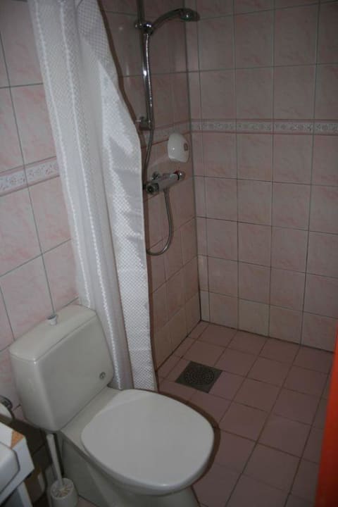 Toilette und Dusche Hotel West