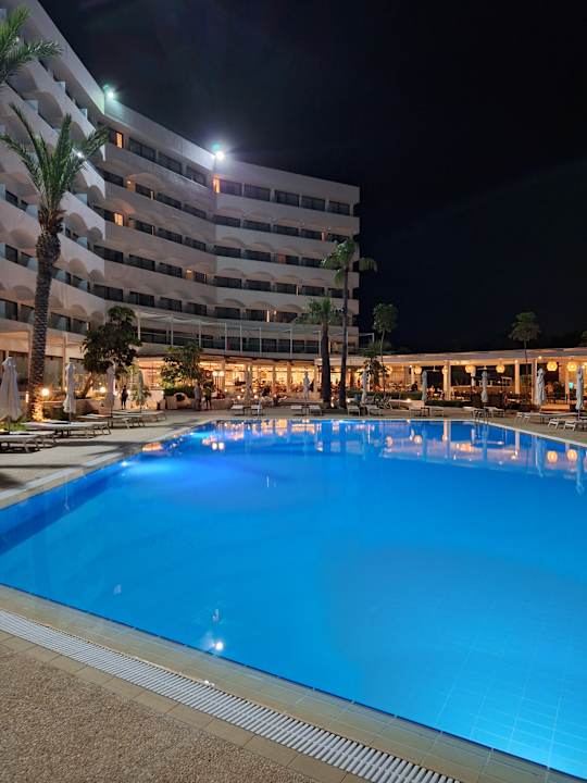 Außenansicht Crystal Springs Beach Hotel