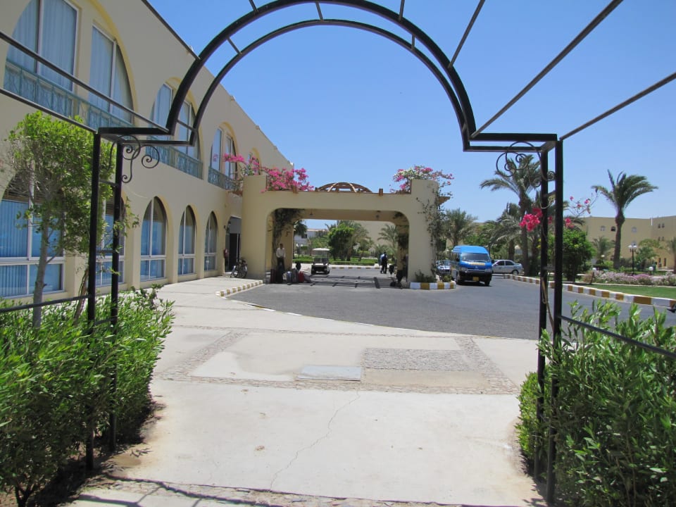 Hoteleingang seitlich - Reisebuszufahrt Desert Rose