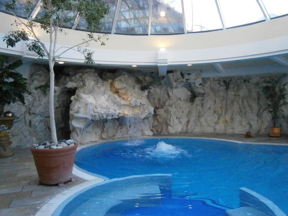 Bodensprudel und Wasserfall im Lagunenbad Alpina Alpendorf