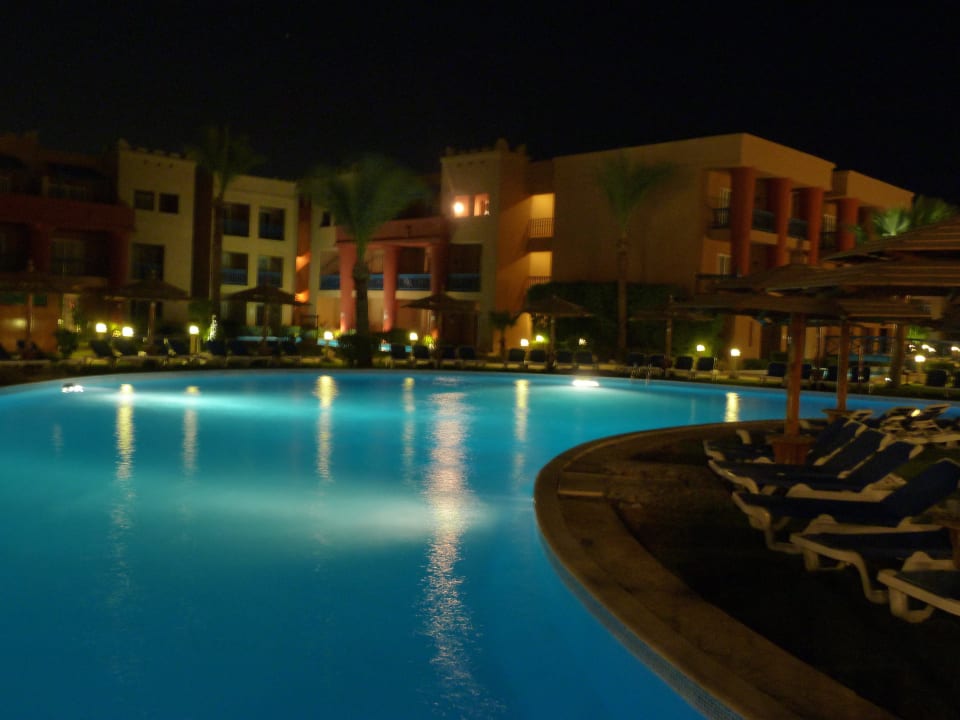 - bei Nacht Hotel Titanic Palace