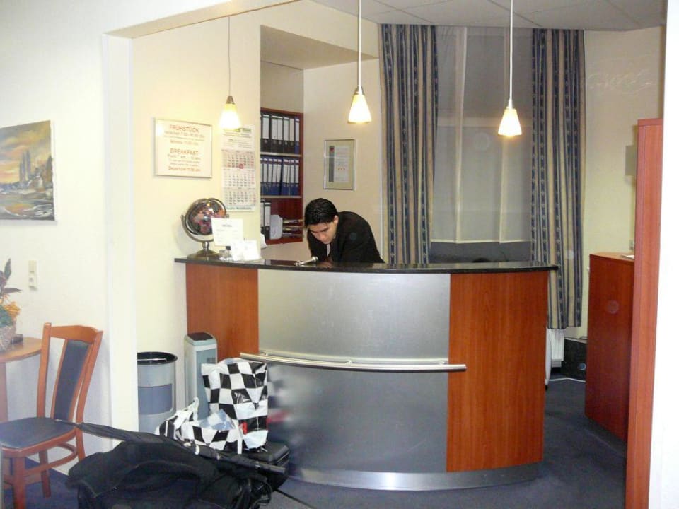Rezeption Hotel Lumen am Hauptbahnhof