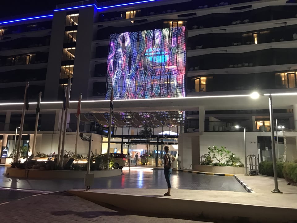 Ansicht bei Nacht. The Retreat Palm Dubai MGallery by Sofitel
