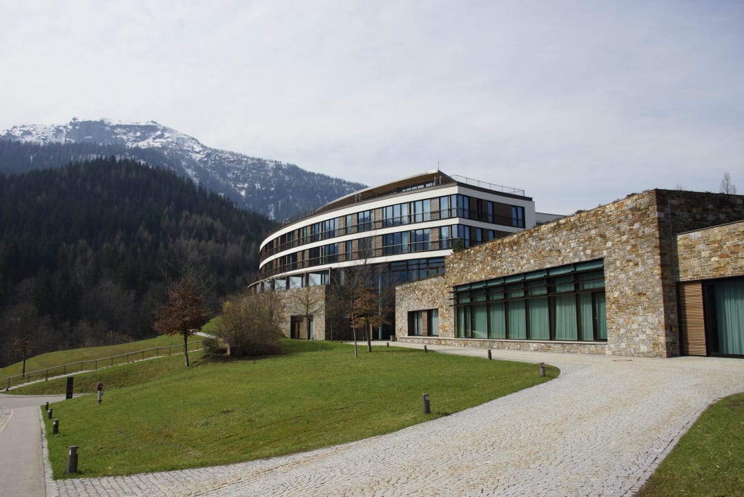 Außenansicht und Auffahrt Kempinski Hotel Berchtesgaden