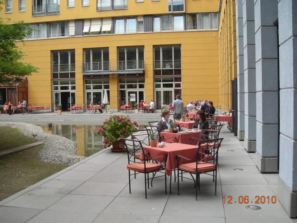 Frühstück im Innenhof Hotel Elbflorenz Dresden