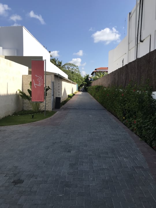 Weg vom Strand zum Royal (mit Musik) Catalonia Royal La Romana - Adults only