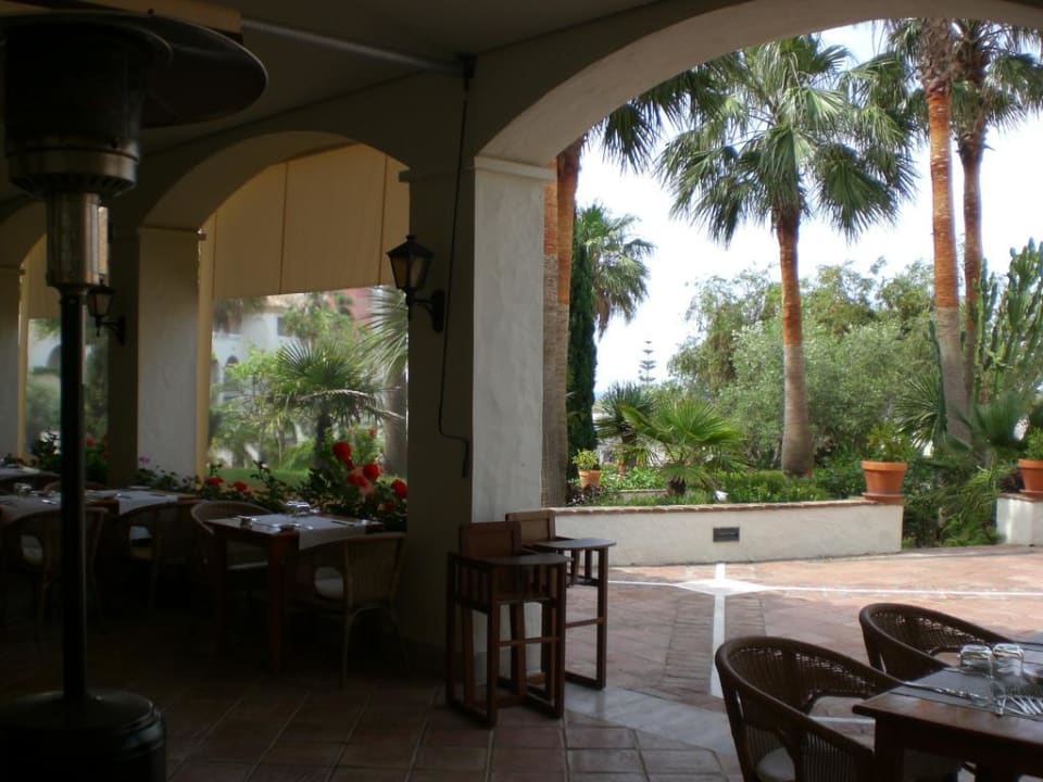 Außensitzplätze des Restaurants Fuerte Conil-Resort