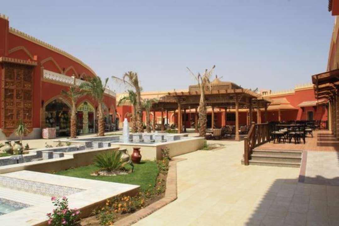 Teilblick auf weitere Geschäfte und die Restaurants Pickalbatros Alf Leila Wa Leila Resort - Neverland Hurghada
