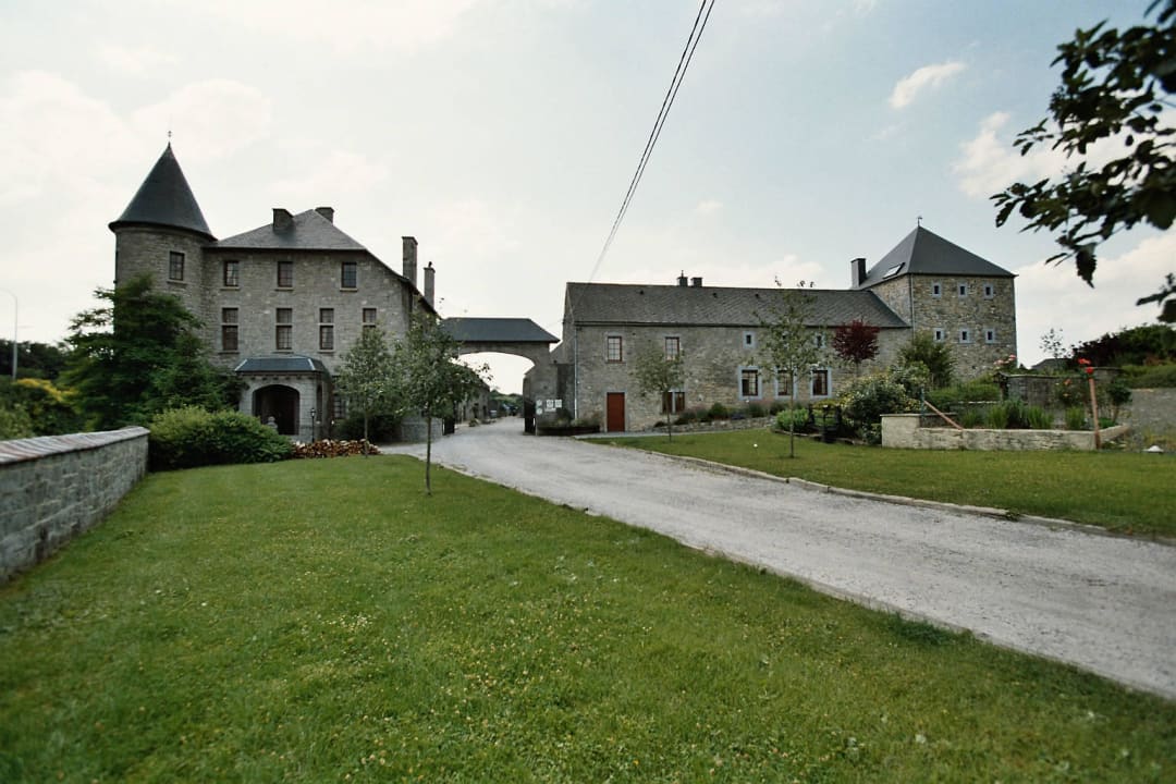 êntrée ferme ferme chateau laneffe gîte et chambre d'hôte