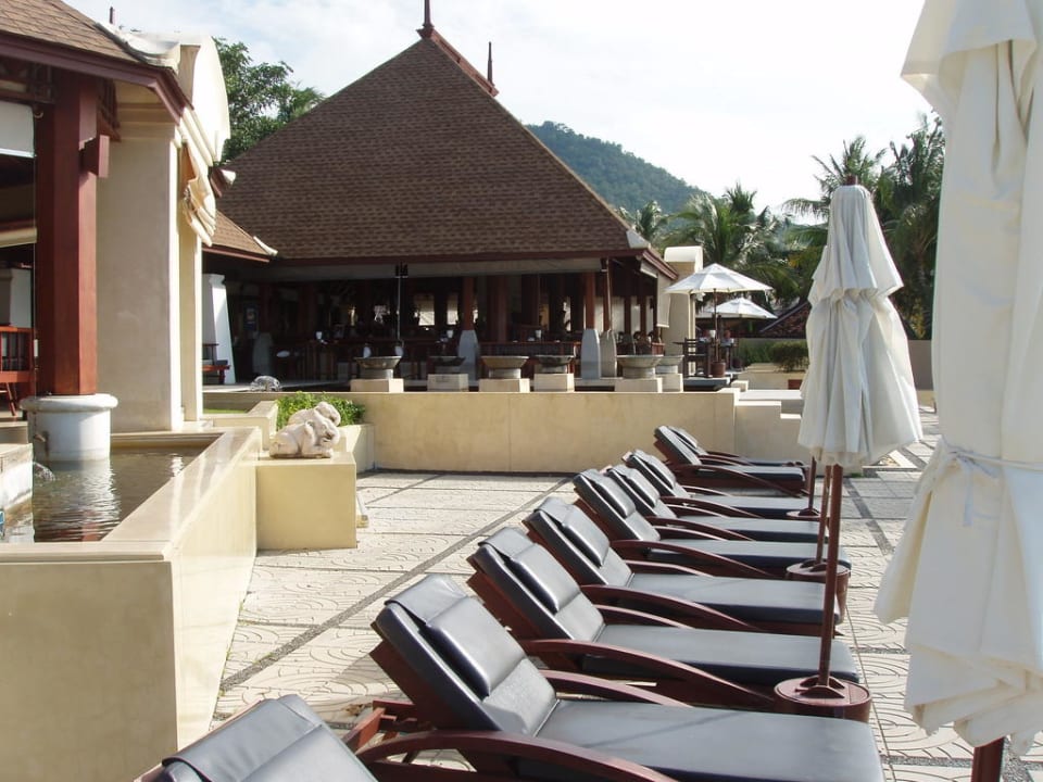 Ausreichend Liegen am Pool Pavilion Samui Villas & Resort