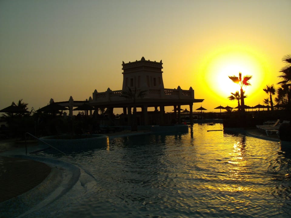 Poolbar bei Sonnenuntergang Hotel Riu Touareg