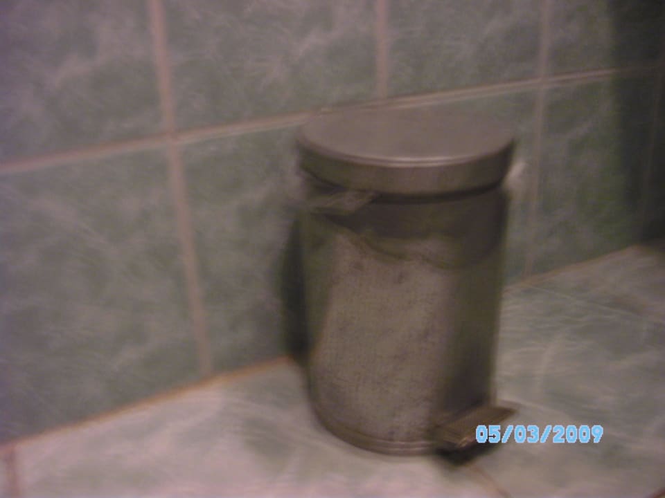 Abfallbehälter im Bad! Acar Hotel