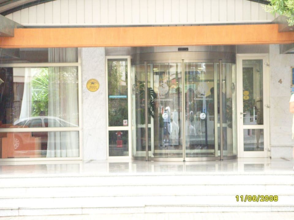 Eingang des Hotels Hotel Cosmopolitan