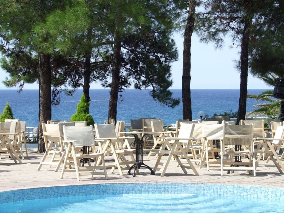 Barek przy mniejszym basenie Alexandra Beach Thassos Spa Resort