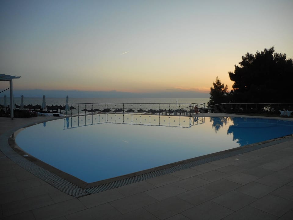 Pool bei Sonnenuntergang Istion Club & Spa