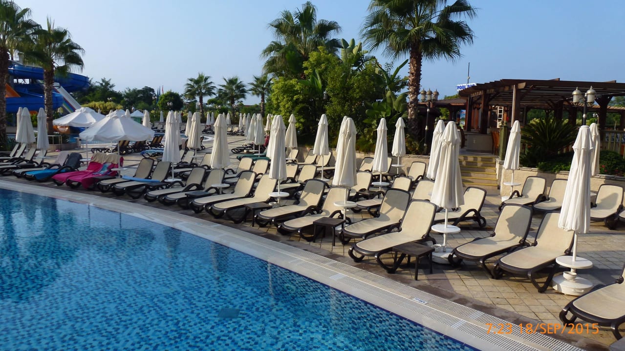 Viele Liegen, sogar 3 Reihen Diamond Excellence Resort & Spa